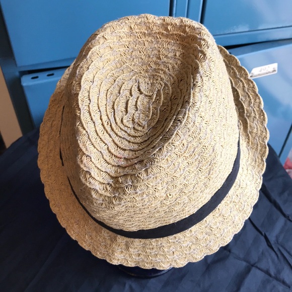 Apt 9 Hat 🍀 - Picture 6 of 7